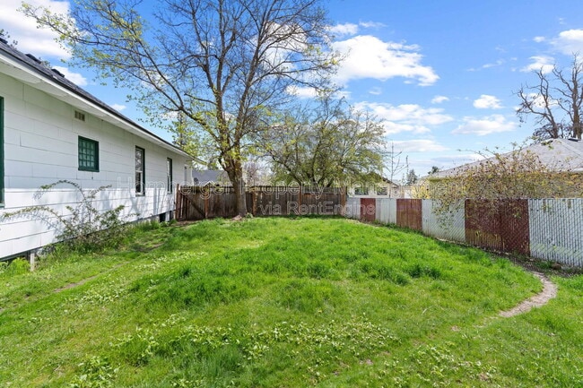 Building Photo - 922 4th St