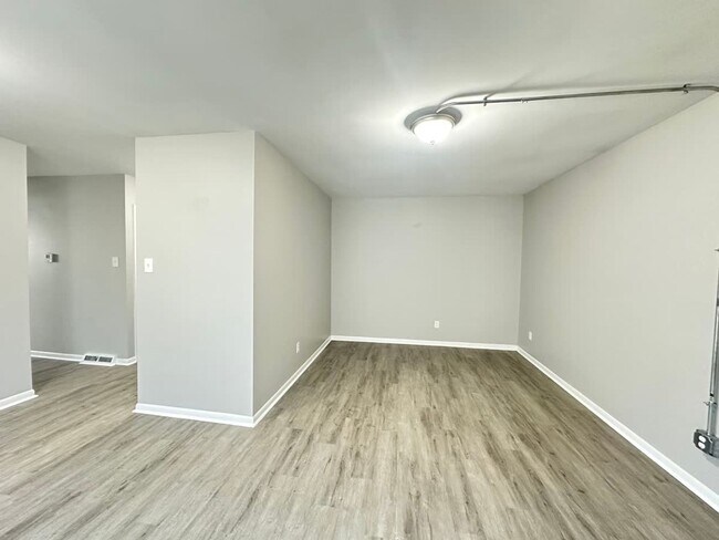 Building Photo - 2339 Harrodsburg Rd