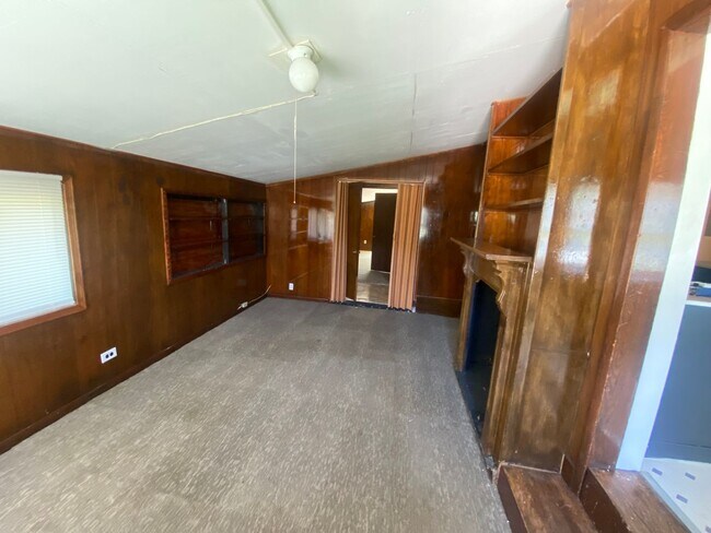 Building Photo - **AVAILABLE NOW**3 Bedroom / 1.5 Bathroom ...