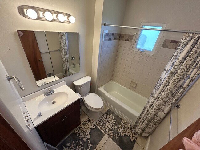 Building Photo - 4-bedroom Home in Cranberry Twp