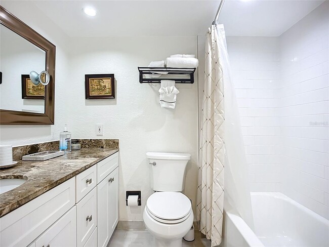 Building Photo - Fully Furnished 2BR/2BA Condo in the Heart...