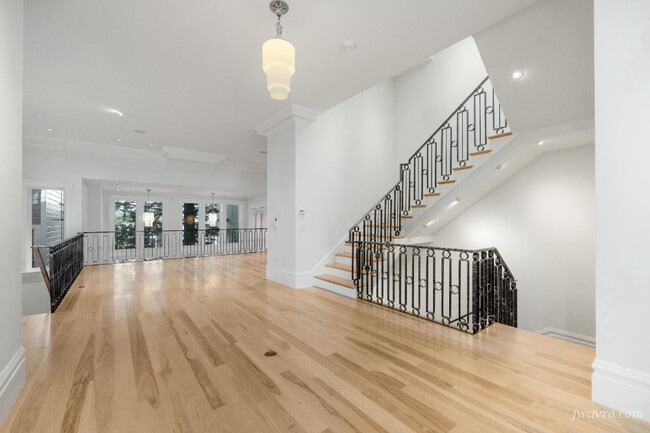 Building Photo - 19 Wilmot St