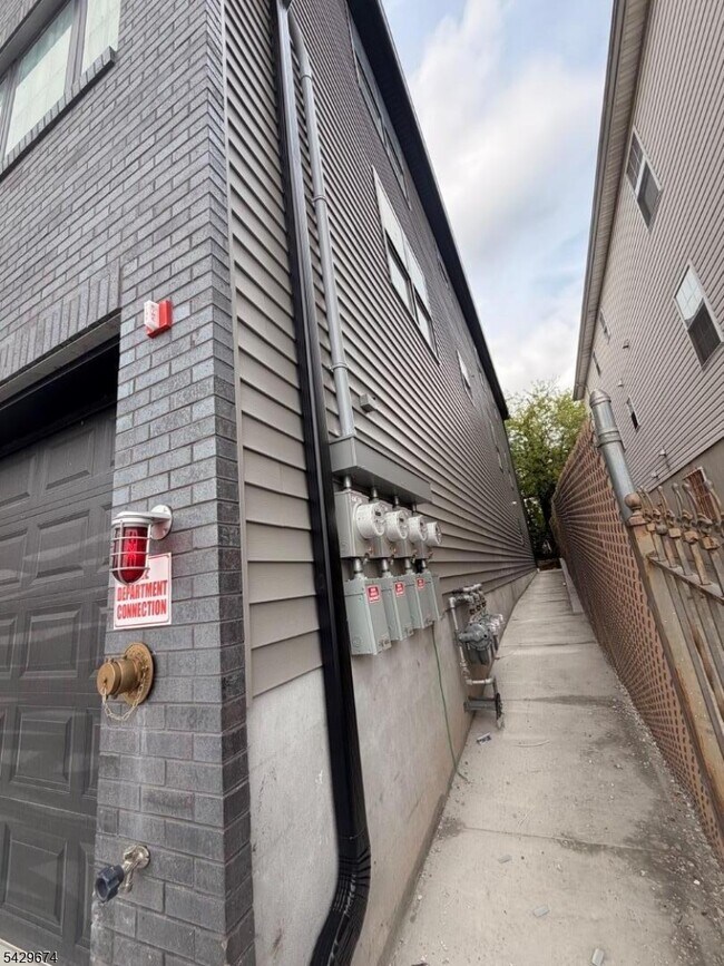 Building Photo - 129 Mt Pleasant Ave