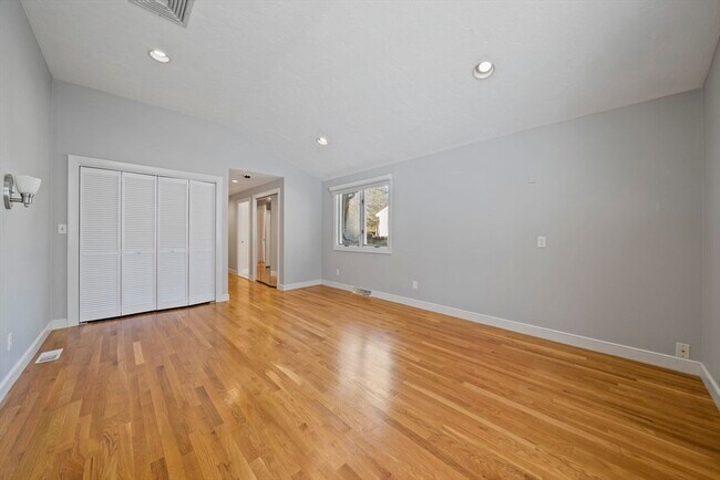 Building Photo - 55 Evelyn Rd