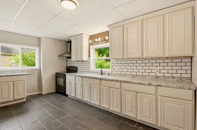 Building Photo - 123 Woodside Ln