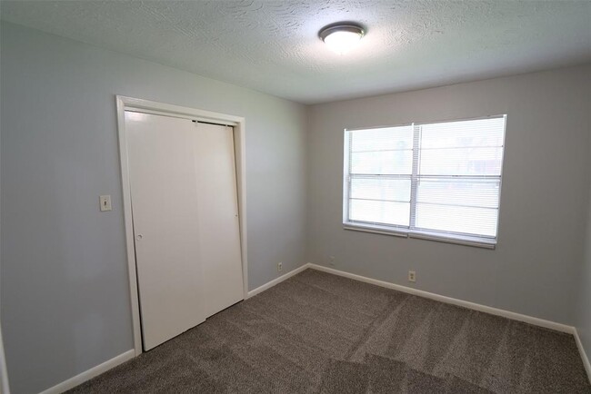 Building Photo - 6627 D S Bailey Ln