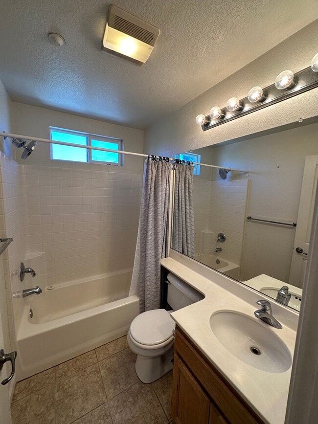 Building Photo - Beautiful 4 Bedroom 3 Bath Shadow Lakes Home