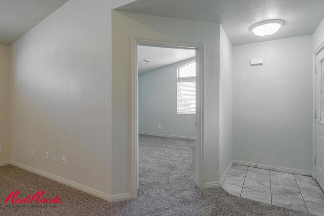 Building Photo - New Carpet! Spacious 5-Bedroom Townhome