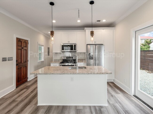 Building Photo - 400 Sumter St