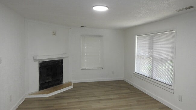 Building Photo - Newly rehabbed fully rehabbed 4 bed 2 bath...