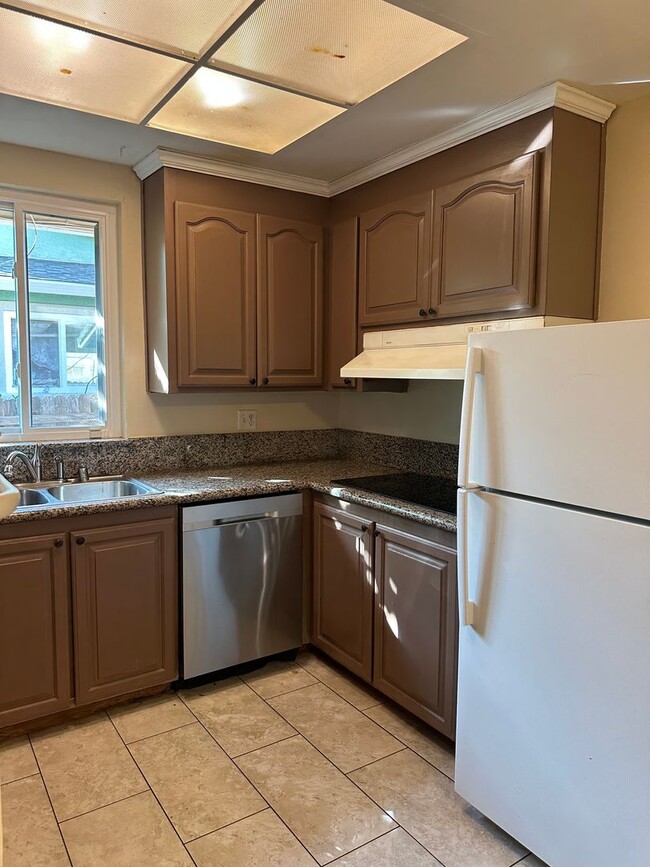 Building Photo - 4 Bdrm 2 Bath located in Elk Grove Unifed School District