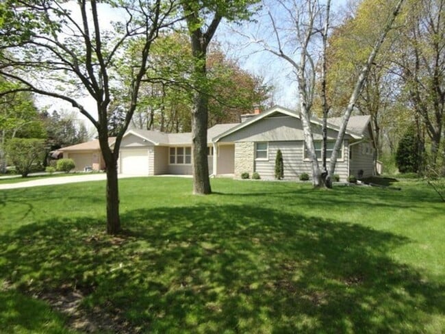 Building Photo - Mid Century Modern Ranch Home