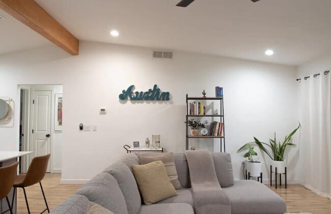 Building Photo - 9802 Kendal Dr