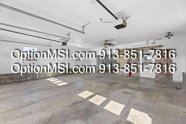 Building Photo - Country Charm Just Minutes From Lawrence!