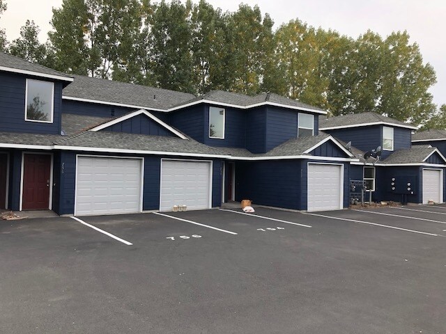 Building Photo - 748 NE Oak Place