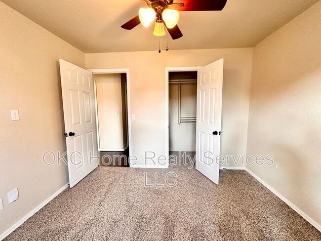 Building Photo - 401 S Bouziden Dr