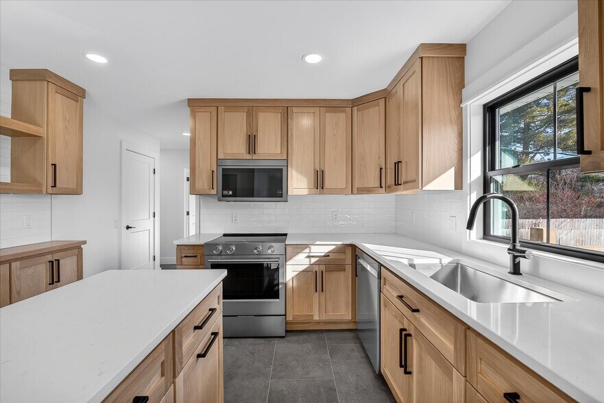 Building Photo - 305 N Shuman St