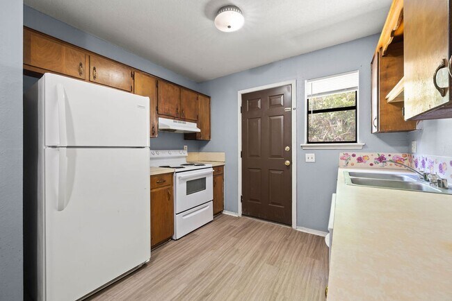 Building Photo - Cute Townhome