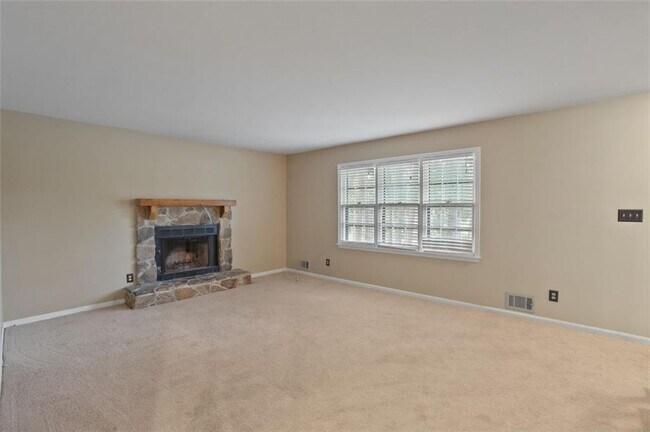 Building Photo - 461 Village Green Ct SW