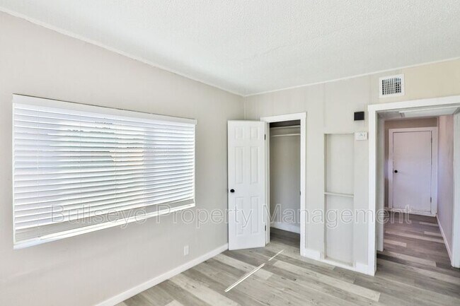 Building Photo - 102 E Hatcher Rd