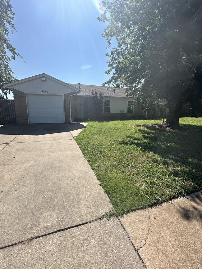 Building Photo - 632 Ramblin Oaks Dr
