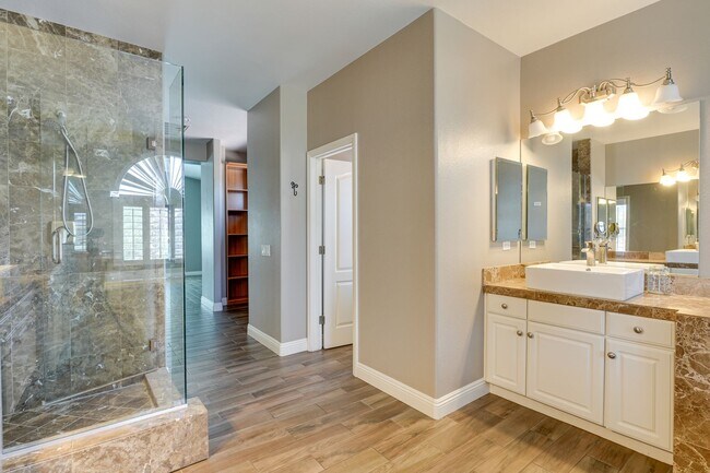 Building Photo - Luxurious 4 bd 3.5 bth Henderson Home in G...