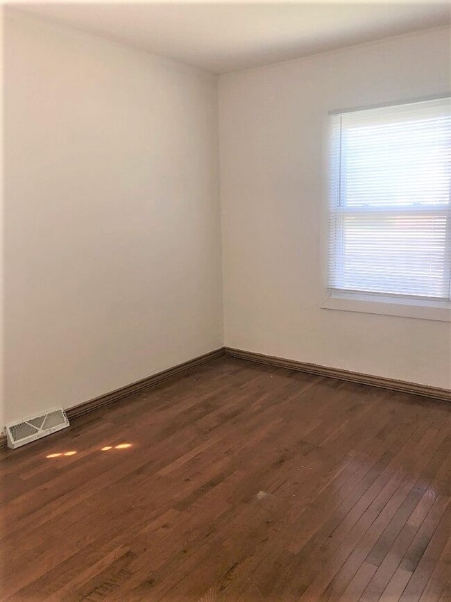 Building Photo - Cute Cozy: Completely Updated must see to ...