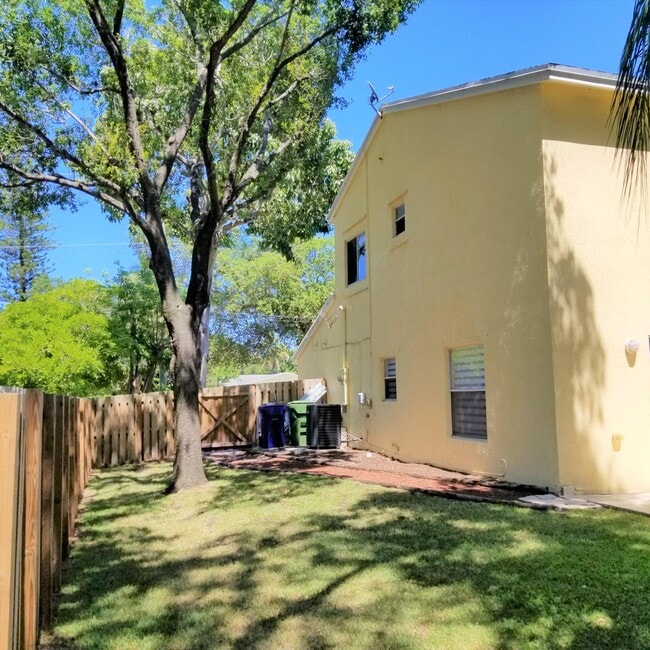 Building Photo - 3221 SW 15th Ave