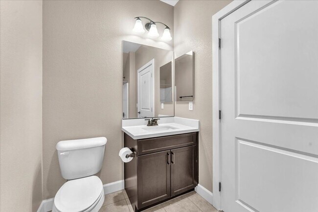 Building Photo - 4-Bedroom Tuscany Townhome with Strip & Golf Course Views