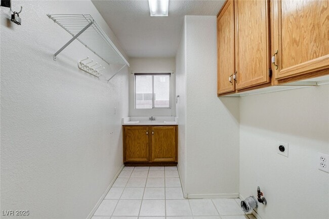 Building Photo - 114 E Tamarack Dr