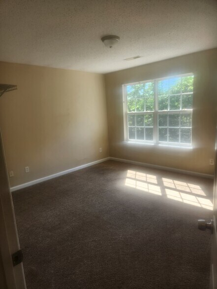 Building Photo - 529 Crest Dr SW