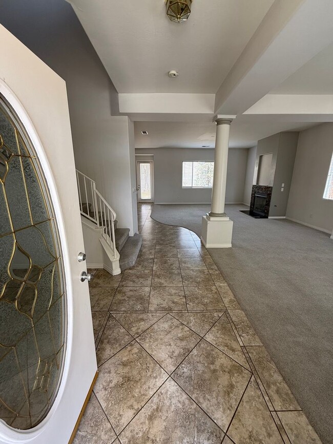 Building Photo - Stylish Southwest Bakersfield Home with Downstairs Office and Spacious Layout