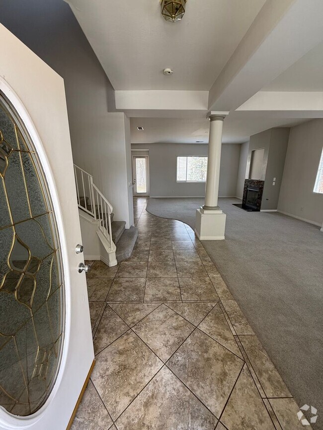 Building Photo - Stylish Southwest Bakersfield Home with Do...