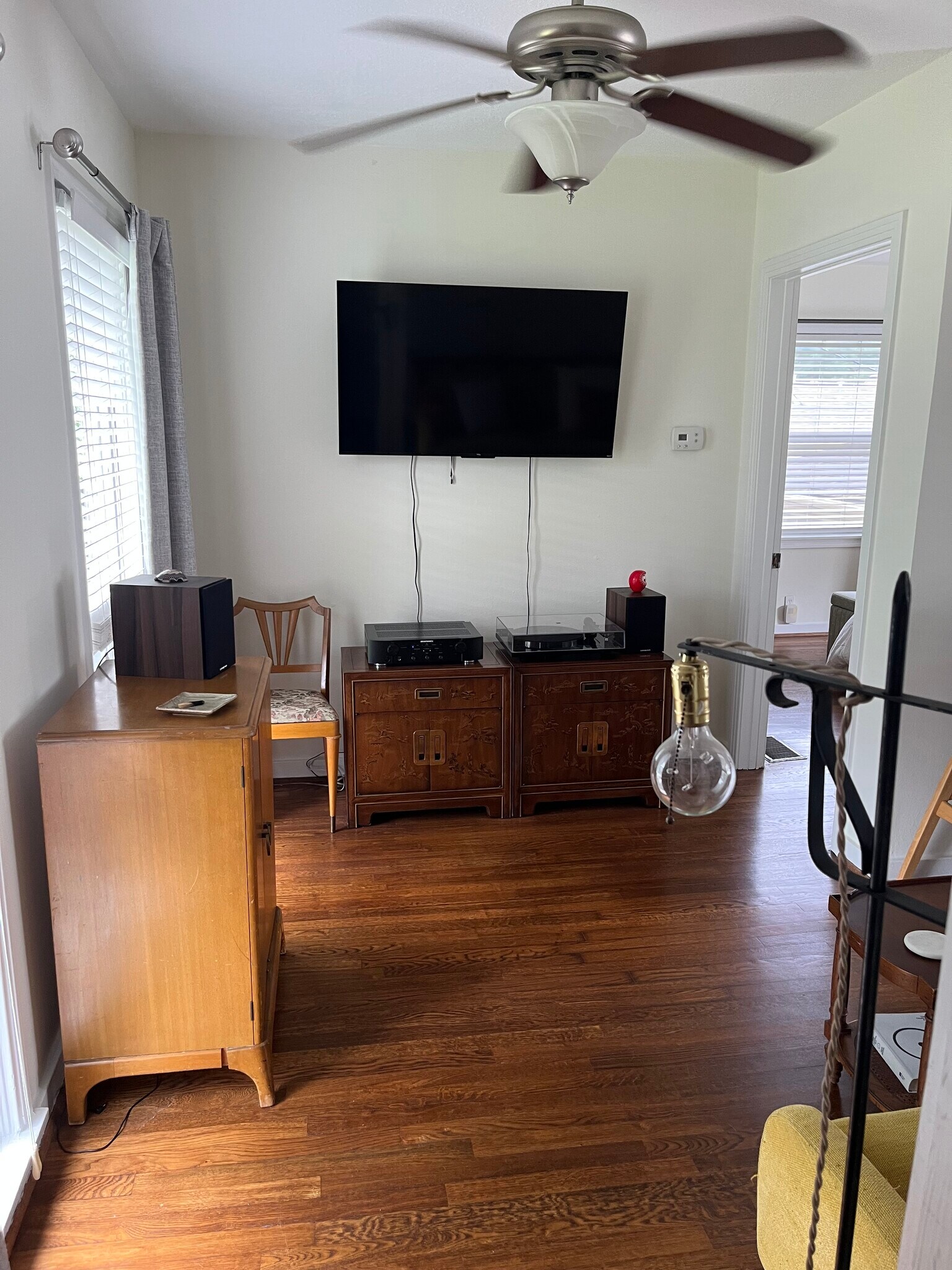 Living room - 1023 W Gardner St