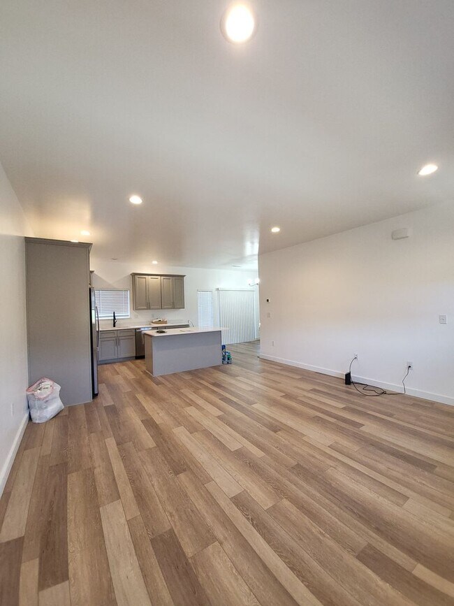 Building Photo - 683 Bryden Ave