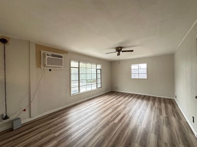 Building Photo - Corner Lot!