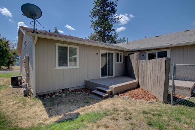 Building Photo - 202 W 19th Ave