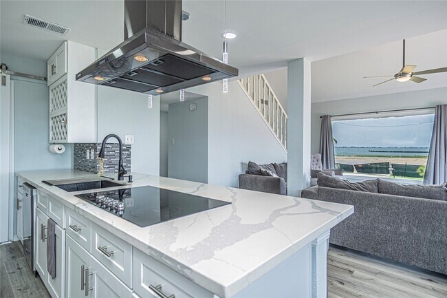 Building Photo - 301 Commander Dr