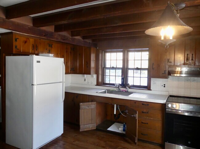 Building Photo - 82 River Rd