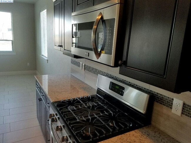 Building Photo - Newer Construction Townhouse in Horn Rapids