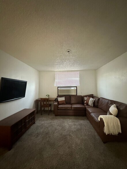 Building Photo - 2410 Rio Dr