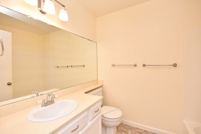 Building Photo - Beautiful 4 Br 2.5 bath Townhome in Calavera Hills!