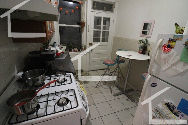 Building Photo - Awesome 2 Bed Apartment for Students