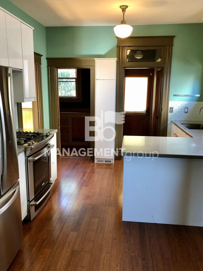 Building Photo - Close-In NE Portland Victorian Offers  Perfect Blend of  Old Charm with Newer Amenities. Lush Pri...