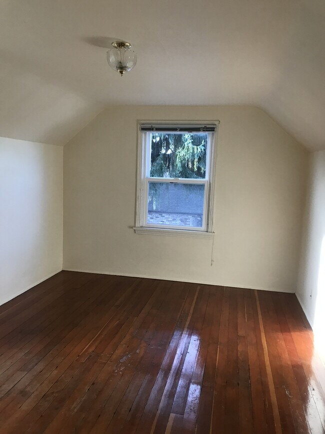 Building Photo - 165-5257 SW Secher