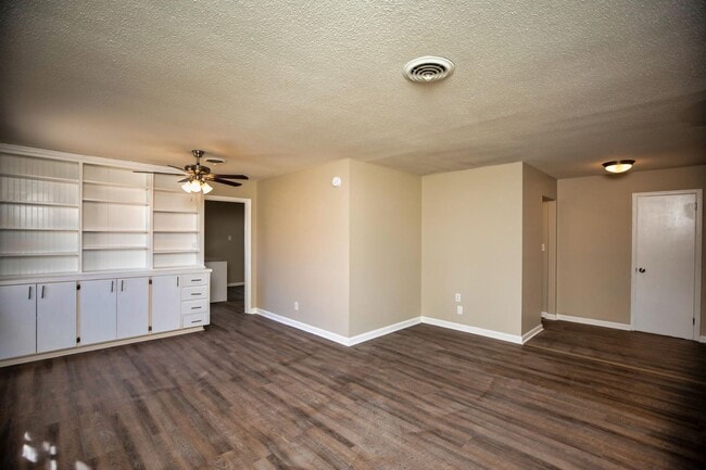 Building Photo - ** 3 bed 2 bath located in Dalraida ** Cal...