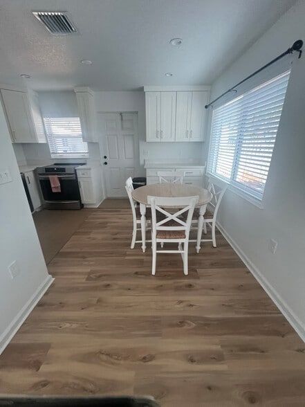 Building Photo - 615 Azalea Ln