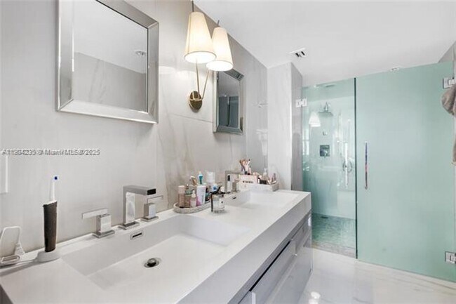 Building Photo - 5838 Collins Ave