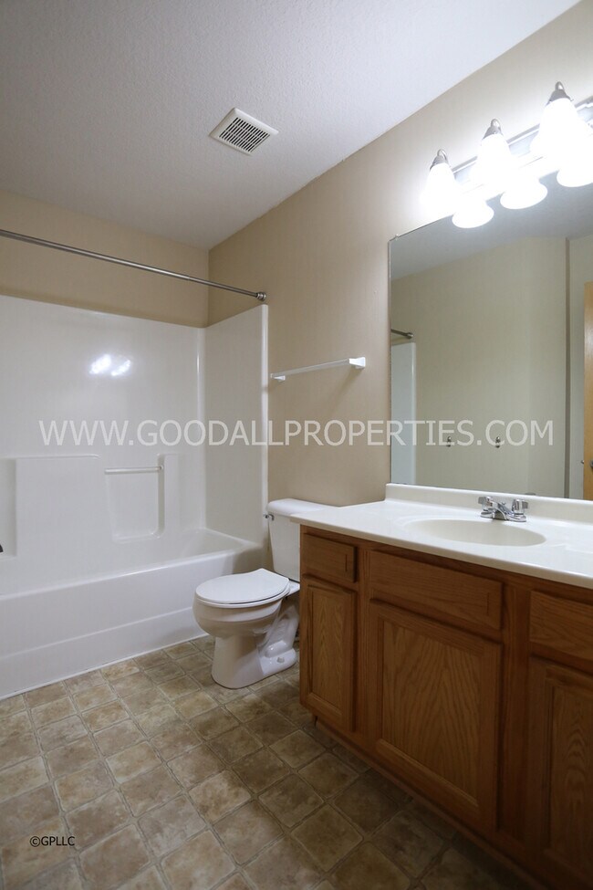 Building Photo - 3-Bedroom, 2.5-Bath Home in Urbandale with Attached 2-Car Garage