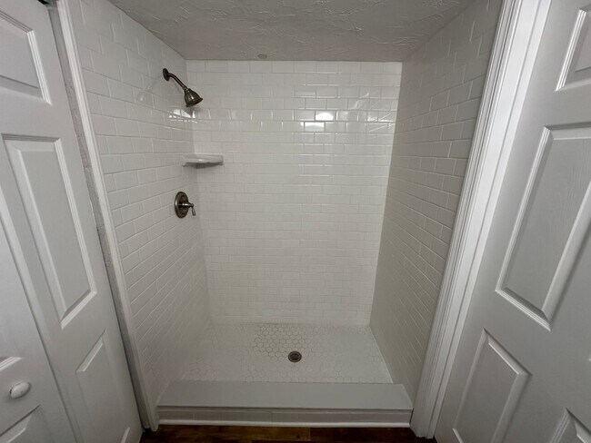 Building Photo - $1600-$2000 P.M